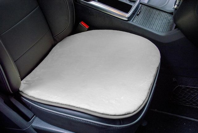 Накидка универсальная CarFashion Alpaca Mini из искусственного меха на переднее сиденье авто, цвет Белый. Артикул 23001