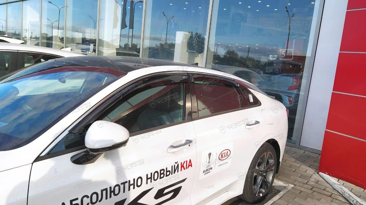 Дефлекторы Cobra Tuning для окон (c хром. молдингом) Kia K5 седан 2020-2026. Артикул K16220CR