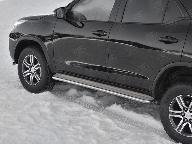 Защита порогов RusStal труба d42 с листом (Лист нерж, проф. нерж) (вариант 3) для Toyota Fortuner II (для России) 2017-2020. Артикул TFL-0028823