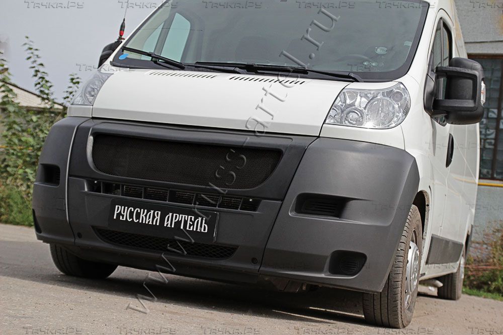 Решётка радиатора Русская Артель с черной сеткой для Fiat Ducato III 2012-2013 Шасси, кузов 250. Артикул RRFD-019650