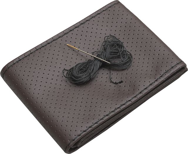 Оплётка на руль Rezkon (размер M, экокожа перф., цвет КОРИЧНЕВЫЙ/ЧЕРНЫЙ). Артикул 8001026011