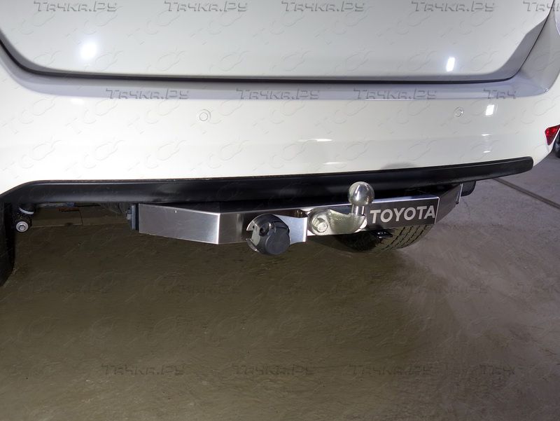 Фаркоп оцинкованный ТСС для Toyota Fortuner II 2017-2026 с накладкой с надписью Toyota. Артикул TCU00098