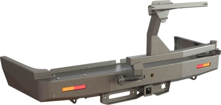 Бампер силовой задний STC для Toyota Land Cruiser 80 1990-1997 с квадратом под фаркоп, площадкой для лебедки, кронштейном крепления запасного колеса по центру, кронштейном крепления гос номера и дублирующими фонарями. Артикул STC-TLC80-BR-W-C1-L1