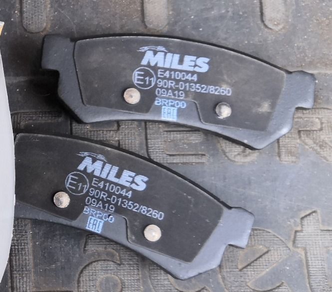 Тормозные колодки Miles (Low-Metallic) задние для Daewoo Gentra II 2013-2015. Артикул E410044