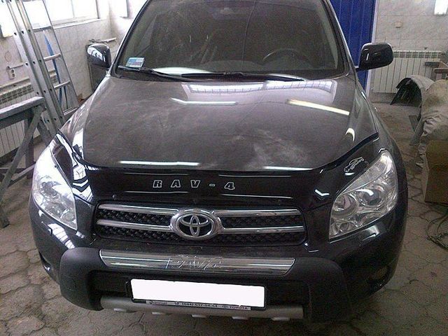 Дефлектор VT52 для капота Toyota RAV4 III 2006-2010. Артикул TYA13VT