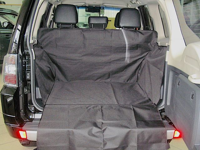 Защитный чехол AUTOSMSTUDIO "Standart" в багажник автомобиля для Mitsubishi Pajero IV V90 2006-2026, черный. Артикул TP-PADJERO-IV-STD-BL