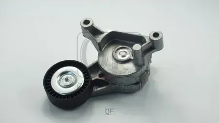 НАТЯЖИТЕЛЬ ПРИВОДНОГО РЕМНЯ В СБОРЕ (Quattro Freni). Артикул QF31P00194