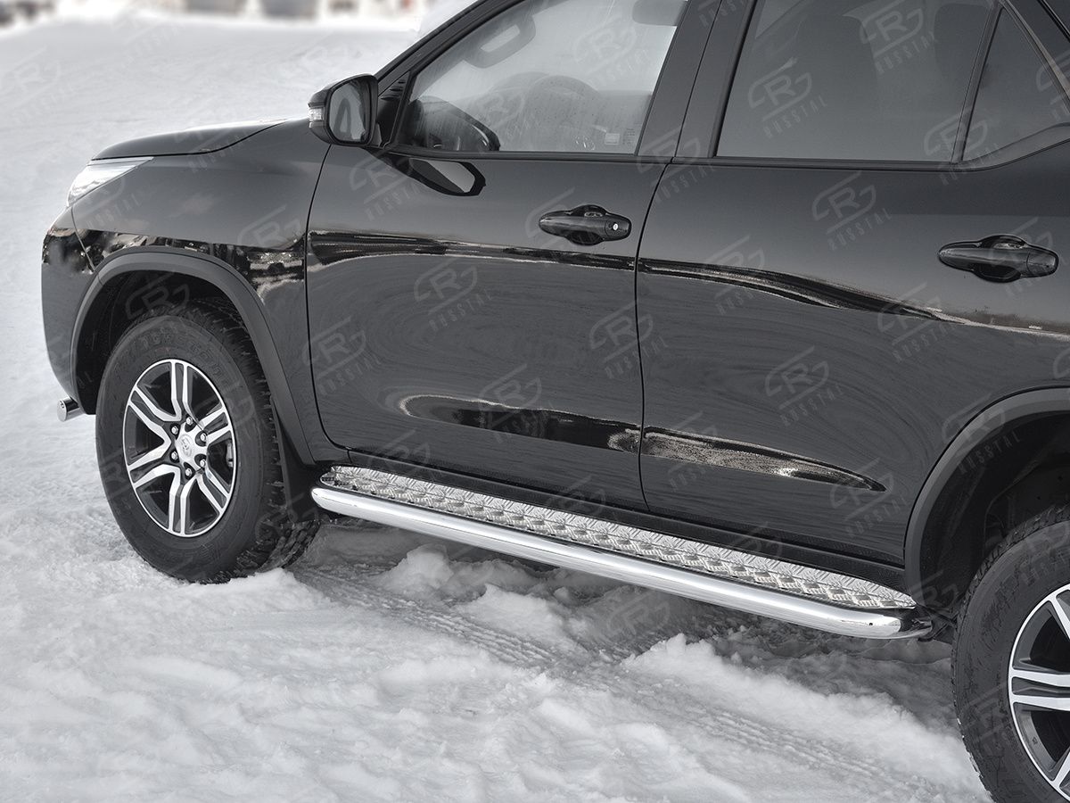 Защита порогов RusStal труба d63 с листом (Лист алюм, проф. нерж) (вариант 1) для Toyota Fortuner II (для России) 2017-2020. Артикул TFL-0028831
