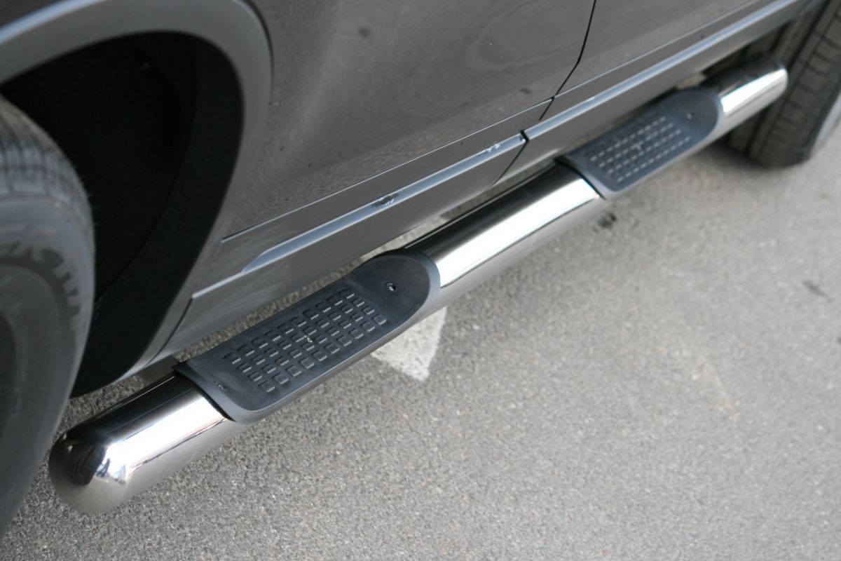 Пороги Союз-96 труба d76 с 2-мя проступями для Volkswagen Touareg II 2010-2026. Артикул VWTG.81.1191