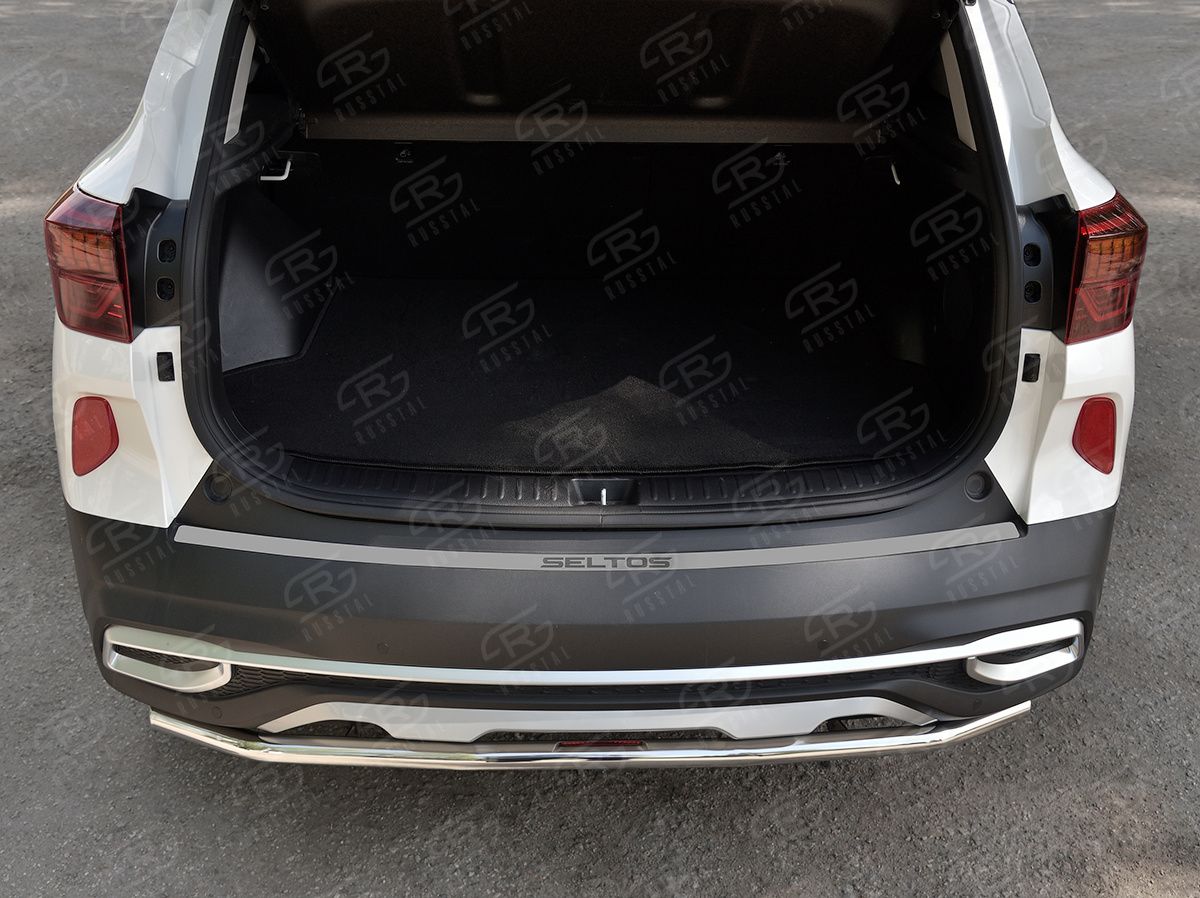 Накладка RusStal на задний бампер (лист нерж., шлифованный с надписью) для Kia Seltos 2020-2026. Артикул KSLN-003427