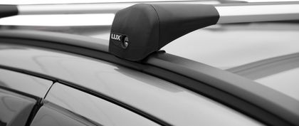 Багажник на интегрированные рейлинги LUX Bridge для Renault Koleos II 2017-2023 (Аэро-трэвэл дуги шириной 82 мм Серебристые). Артикул 792627-792764-792832