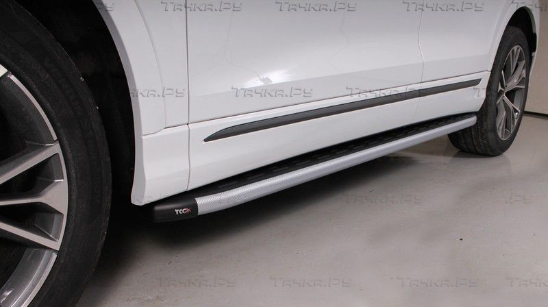 Пороги алюминиевые ТСС с пластиковой накладкой 2020 мм для Audi Q8 2019-2026 Карбон серебро. Артикул AUDIQ819-12SL