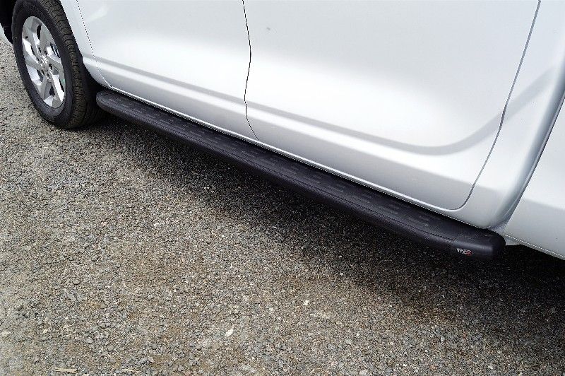 Пороги алюминиевые ТСС с пластиковой накладкой 2020 мм для Great Wall Poer Kingkong 2023-2026 Карбон черные. Артикул GRWALPOERKK23-16BL