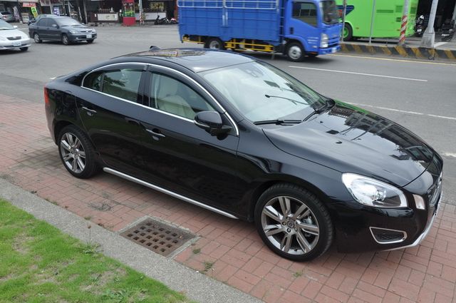 Дефлекторы V-Star для окон (с хром. молдингом) Volvo S60 II 2010-2026. Артикул CHR29051