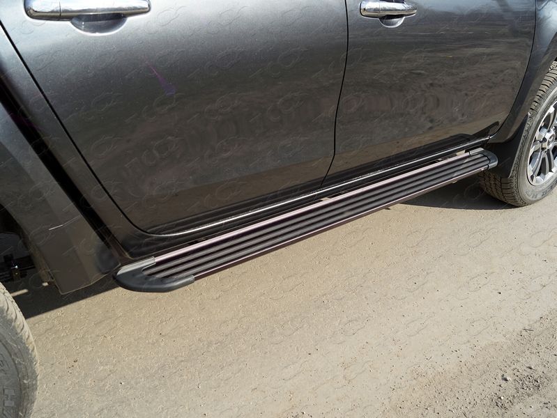 Пороги алюминиевые ТСС Slim Line Black 1820 мм для Mitsubishi L200 V рестайлинг 2018-2026. Артикул MITL20019-36B