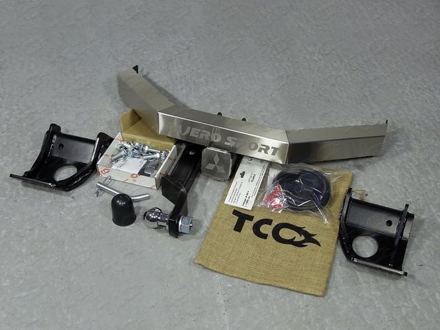 Фаркоп ТСС оцинкованный под американский квадрат для Mitsubishi Pajero Sport III до рестайлинга 2016-2020 с накладкой с надписью Pajero Sport (нерж. шар). Артикул TCU00013N