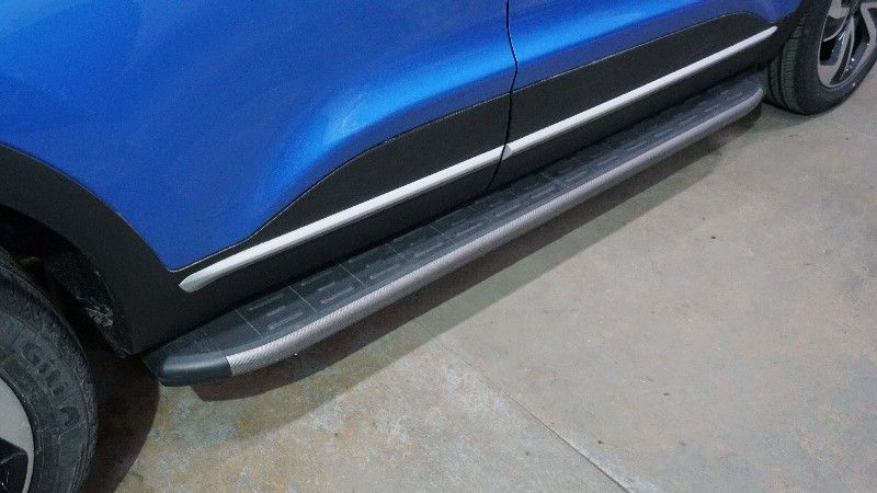 Пороги алюминиевые ТСС с пластиковой накладкой 1720 мм для Kaiyi X3 Pro 2023-2026 Карбон серые. Артикул KAIX3P23-03GR