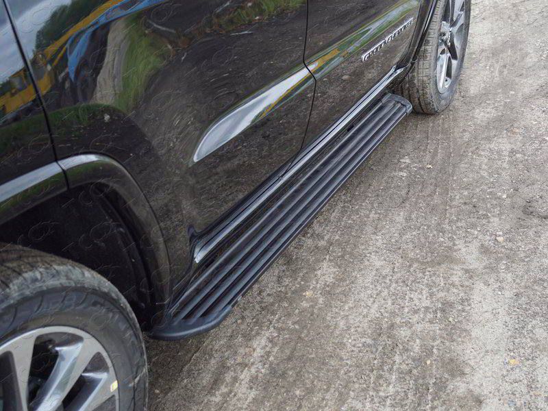 Пороги алюминиевые ТСС Slim Line Black 1820 мм для Jeep Grand Cherokee WK2 IV рестайлинг 2017-2022. Артикул GRCHER17-24B