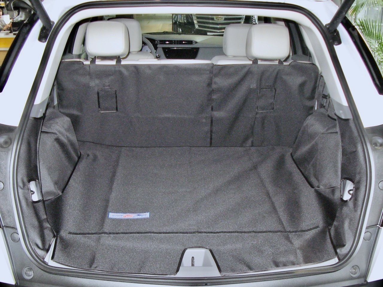 Защитный чехол AUTOSMSTUDIO "Maxi" в багажник автомобиля для Cadillac XT5 04.2016-2026, серый. Артикул TP-CD-XT5I-MAXI-GR