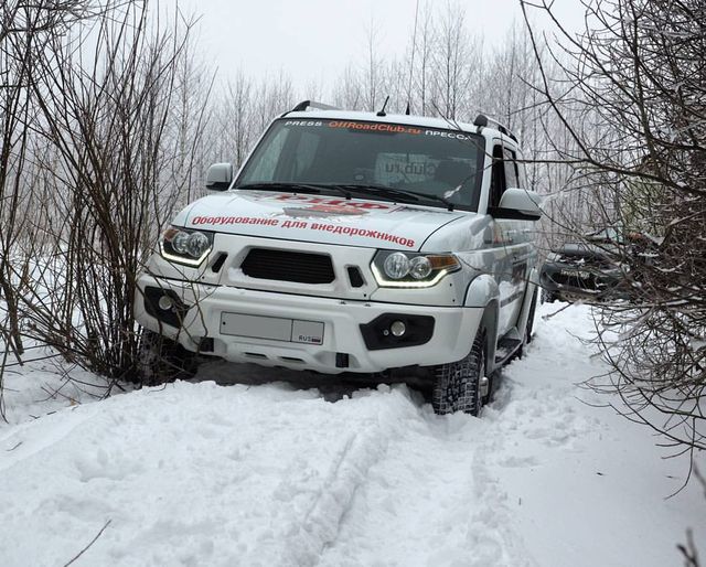 Бампер передний АВС-Дизайн для УАЗ Cargo 2005-2026 с лифтом 0-65 мм. УСИЛЕННЫЙ, с оптикой, белый. Артикул ABC.UAZ.FB.02W