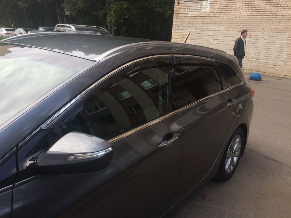 Дефлекторы Cobra Tuning для окон (c хром. молдингом) Hyundai i40 универсал 2011-2019. Артикул H23011CR