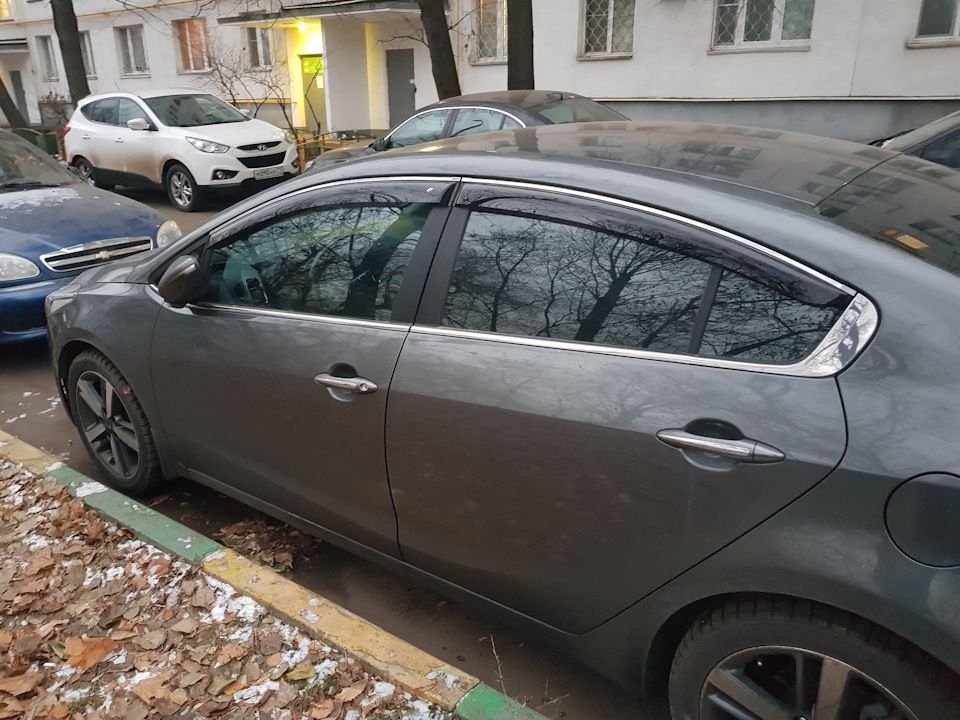 Дефлекторы Cobra Tuning для окон (c хром. молдингом) Kia Cerato III седан 2013-2016. Артикул K13612CR