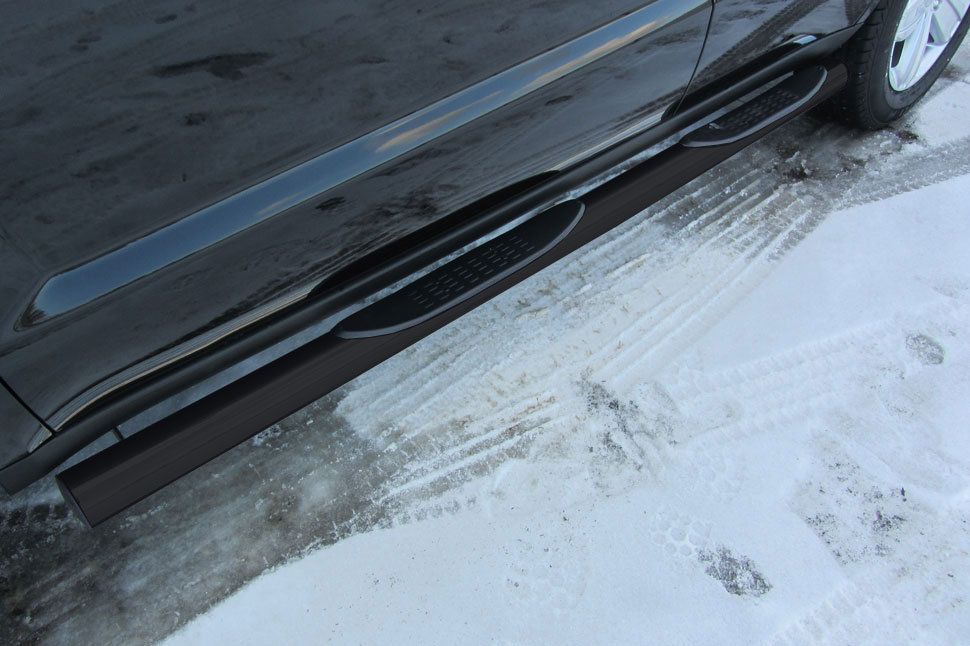 Пороги Slitkoff труба d76 с проступями для Geely Emgrand X7 рестайлинг 2016-2026 Черные. Артикул GAFX71608B