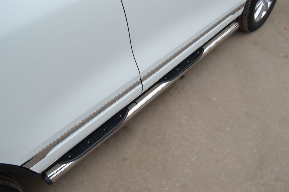 Защита порогов RusStal труба d76 с накладками (вариант 2) для Volkswagen Touareg II до рестайлинга 2010-2013. Артикул VTT-0007022