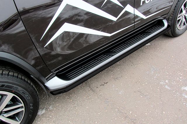 Пороги Slitkoff труба d42 для Toyota Fortuner II (для России) 2017-2026 Черные. Артикул TFOR-005B