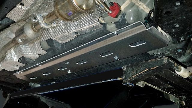 Защита алюминиевая ТСС (4 мм) для топливопровода Geely Emgrand 2024-2026. Артикул ZKTCC00699