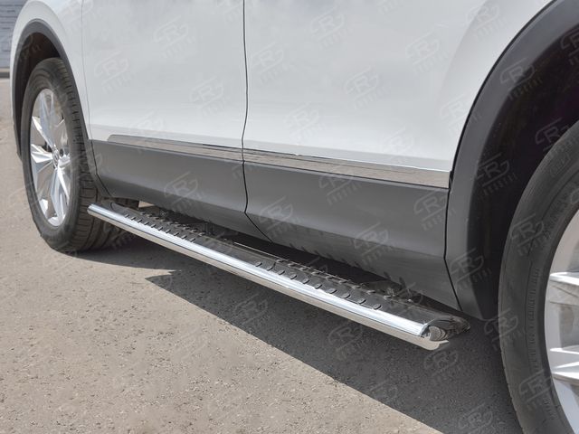 Защита порогов RusStal труба 120х60 овал с проступью для Volkswagen Tiguan II 2016-2020 (кроме Off Road). Артикул VGO-002718