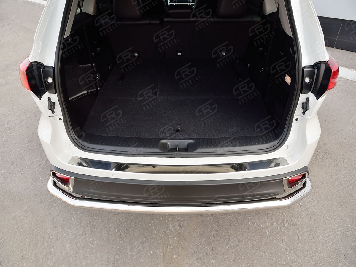 Накладка RusStal на задний бампер (лист нерж зеркальный) для Toyota Highlander 2017-2020. Артикул THRN-002630