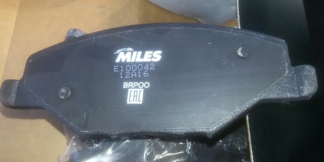 Тормозные колодки Miles (Semi-Metallic). Артикул E100042
