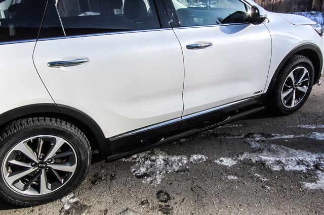 Пороги Slitkoff труба d76 с проступями для Kia Sorento III (Prime) рестайлинг 2017-2020 ЧЕРНЫЕ матовые. Артикул KS17-003B