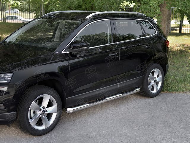 Защита порогов RusStal труба d76 с накладкой (вариант 1) для Skoda Karoq 2020-2026. Артикул SKKT-0034431