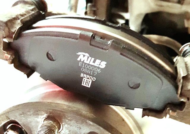 Тормозные колодки Miles (Semi-Metallic). Артикул E100006