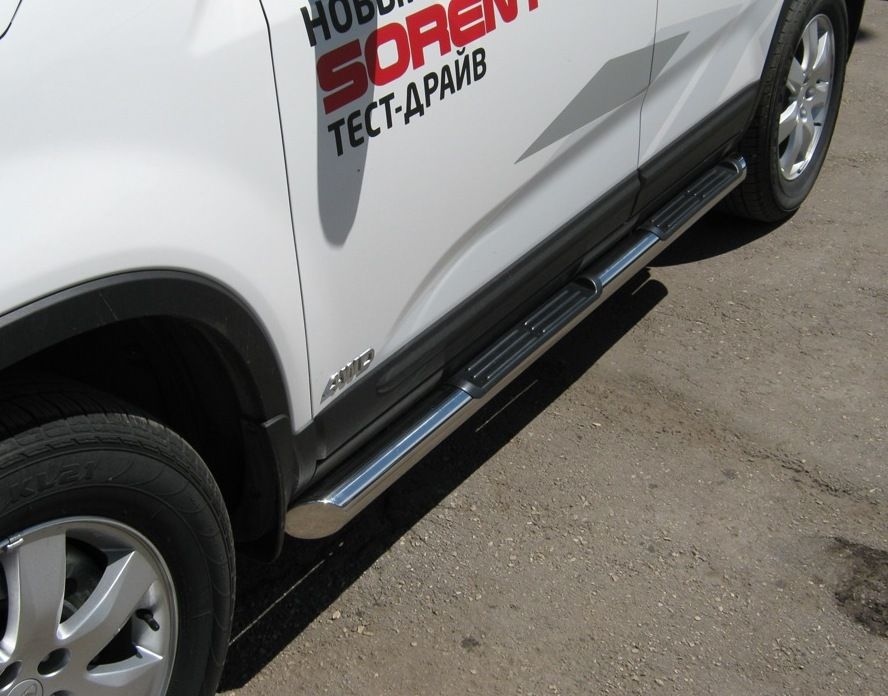 Защита порогов RusStal труба d76 с накладками (вариант 1) для Kia Sorento II 2009-2012. Артикул KNT-0000041