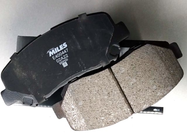 Тормозные колодки Miles (Low-Metallic) передние для Mazda CX-5 II 2017-2026. Артикул E400447