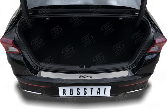 Накладка на задний бампер (лист нерж., шлифованный с надписью) RusStal для Kia K5 2020-2026. Артикул KIAKN-003610