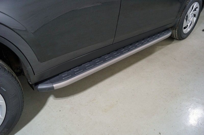 Пороги алюминиевые ТСС с пластиковой накладкой 1820 мм для Haval Dargo 2022-2026 Карбон серые. Артикул HAVDAR22-28GR