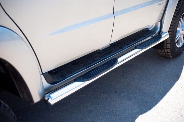 Защита порогов RusStal труба d76 с накладками (вариант 3) для УАЗ Patriot 2005-2014. Артикул UPT-0005053