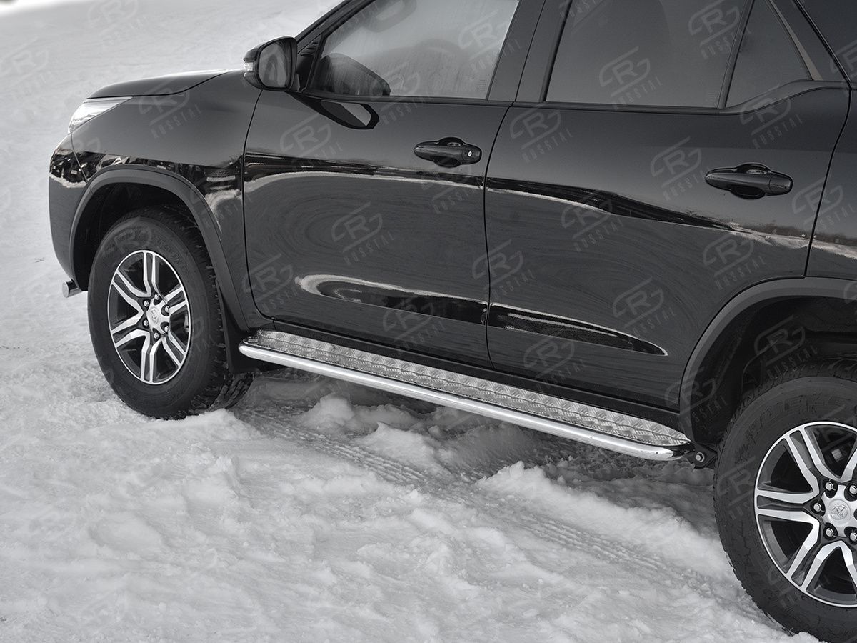 Защита порогов RusStal труба d42 с листом (Лист алюм, проф. нерж) (вариант 1) для Toyota Fortuner II (для России) 2017-2020. Артикул TFL-0028821