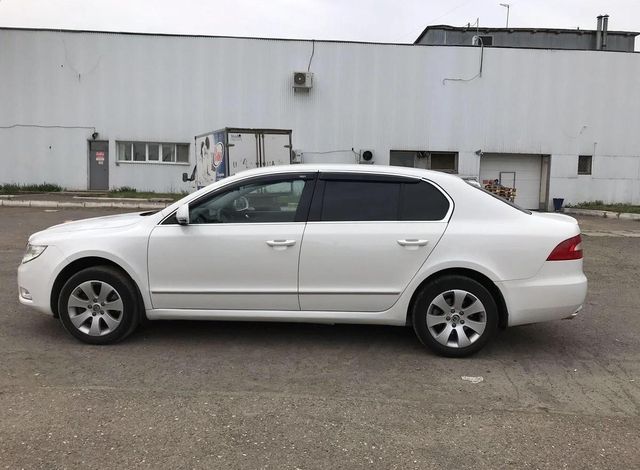 Дефлекторы V-Star для окон (с хром. молдингом) Skoda Superb II седан 2008-2013. Артикул CHR03117