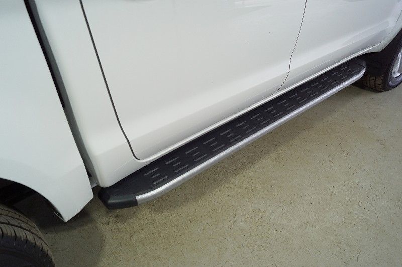 Пороги алюминиевые ТСС с пластиковой накладкой 1920 мм для JAC T8 Pro 2023-2026 Карбон серебро. Артикул JACT8P23-04SL