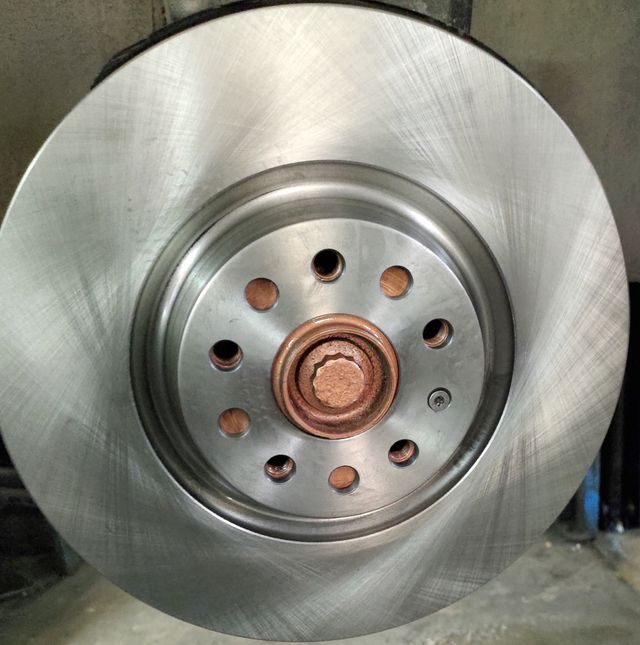 Тормозной диск Sangsin Hi-Q передний для Audi Q3 II (F3) 2018-2026. Артикул SD5701