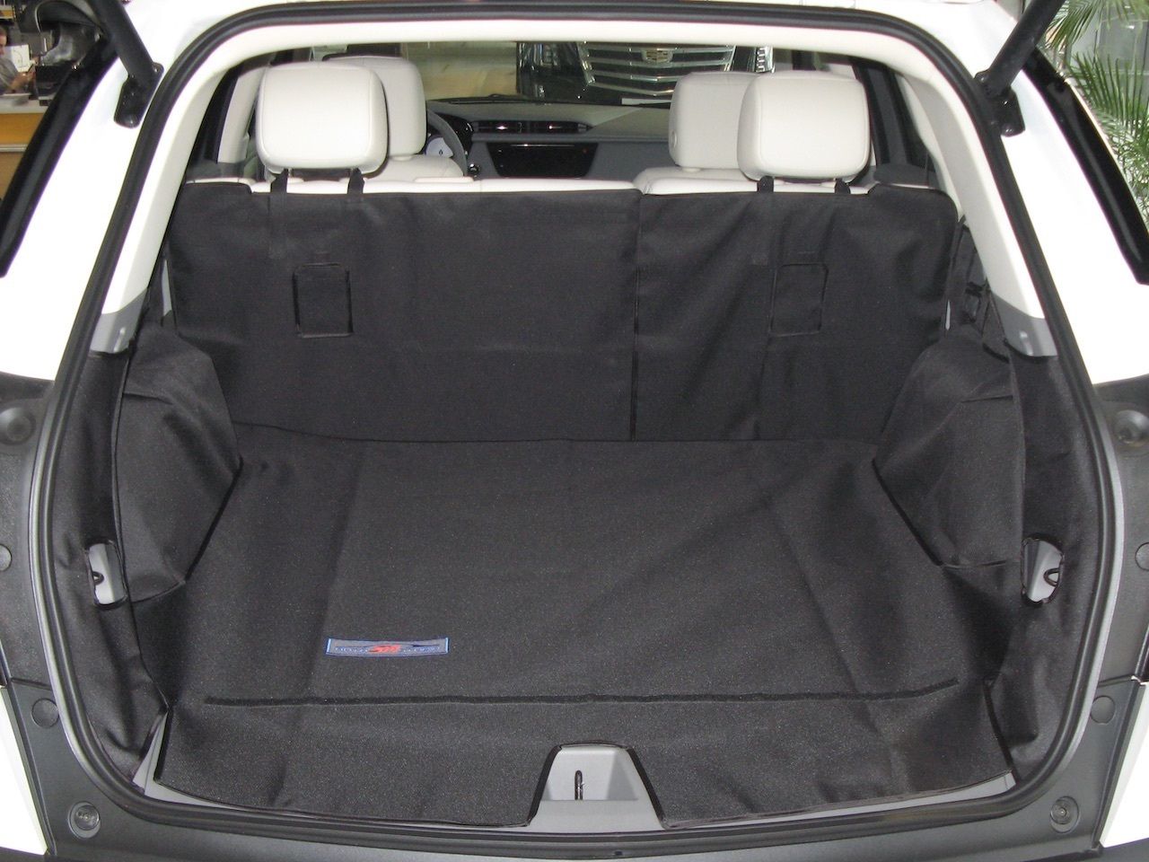 Защитный чехол AUTOSMSTUDIO "Maxi" в багажник автомобиля для Cadillac XT5 04.2016-2026, черный. Артикул TP-CD-XT5I-MAXI-BL