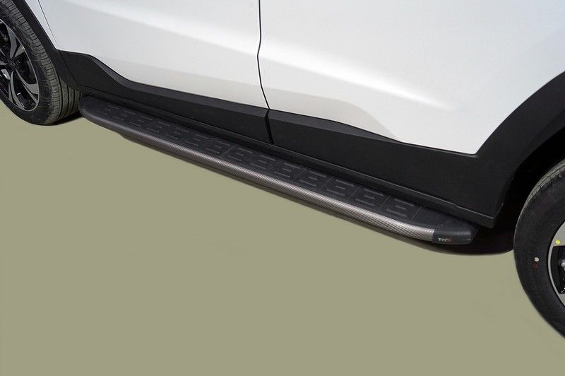 Пороги алюминиевые ТСС с пластиковой накладкой 1720 мм для JAC JS4 2022-2026 Карбон серые. Артикул JACJS422-08GR