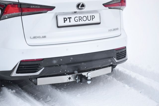 Фаркоп PT Group c накладкой из нержавейки для Lexus NX (одна выхл труба) 2014-2021. Американский квадрат. Артикул 18021501