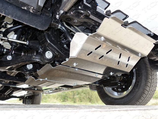 Защита алюминиевая ТСС (4 мм) для РК Toyota Hilux VIII 2015-2026. Артикул ZKTCC00032