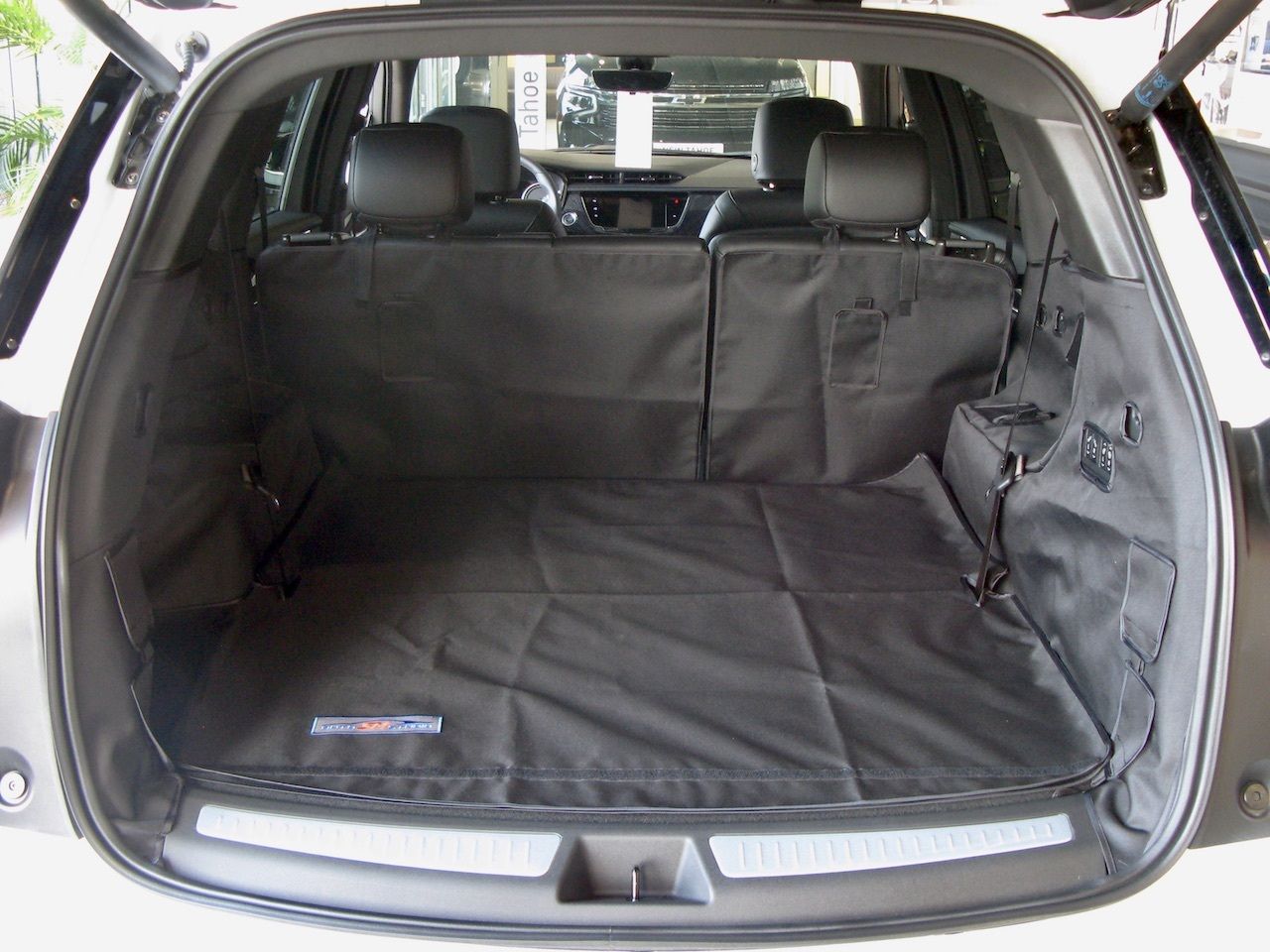 Защитный чехол AUTOSMSTUDIO "Maxi" в багажник автомобиля для Cadillac XT6 01.2019-2026, черный. Артикул TP-CD-XT6I-MAXI-BL